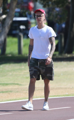 03.06 | Justin Bieber é fotografado em Perth, na Austrália
