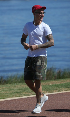 03.06 | Justin Bieber é fotografado em Perth, na Austrália