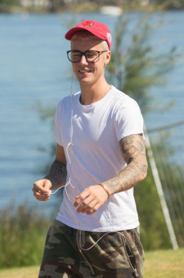 03.06 | Justin Bieber é fotografado em Perth, na Austrália
