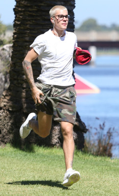 03.06 | Justin Bieber é fotografado em Perth, na Austrália