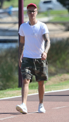 03.06 | Justin Bieber é fotografado em Perth, na Austrália