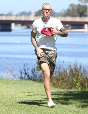 03.06 | Justin Bieber é fotografado em Perth, na Austrália