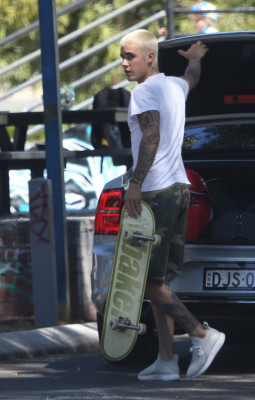 03.06 | Justin Bieber é fotografado em Perth, na Austrália