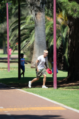 03.06 | Justin Bieber é fotografado em Perth, na Austrália