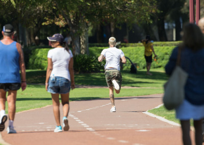 03.06 | Justin Bieber é fotografado em Perth, na Austrália