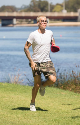 03.06 | Justin Bieber é fotografado em Perth, na Austrália