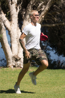 03.06 | Justin Bieber é fotografado em Perth, na Austrália