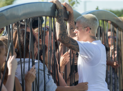 03.07 | Justin Bieber atende fãs em Perth, na Austrália