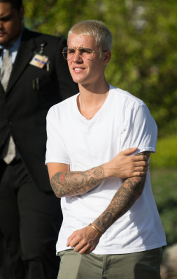 03.07 | Justin Bieber atende fãs em Perth, na Austrália