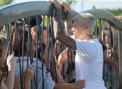 03.07 | Justin Bieber atende fãs em Perth, na Austrália