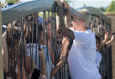 03.07 | Justin Bieber atende fãs em Perth, na Austrália