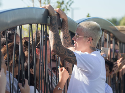 03.07 | Justin Bieber atende fãs em Perth, na Austrália