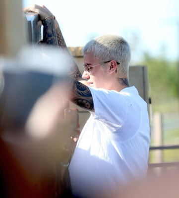 03.07 | Justin Bieber atende fãs em Perth, na Austrália