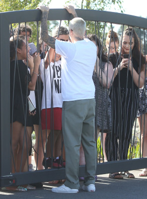 03.07 | Justin Bieber atende fãs em Perth, na Austrália