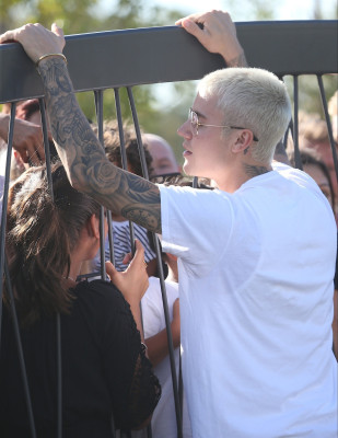 03.07 | Justin Bieber atende fãs em Perth, na Austrália