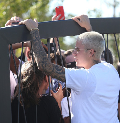 03.07 | Justin Bieber atende fãs em Perth, na Austrália