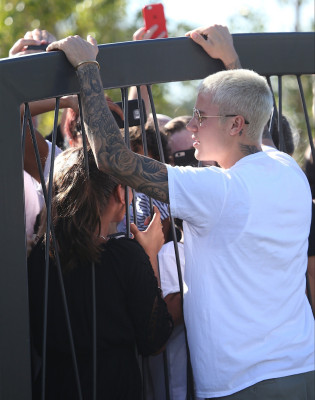 03.07 | Justin Bieber atende fãs em Perth, na Austrália