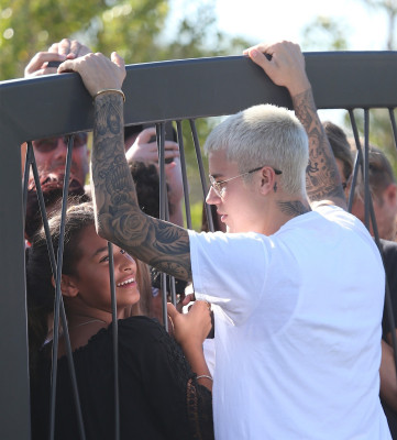 03.07 | Justin Bieber atende fãs em Perth, na Austrália