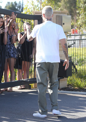 03.07 | Justin Bieber atende fãs em Perth, na Austrália