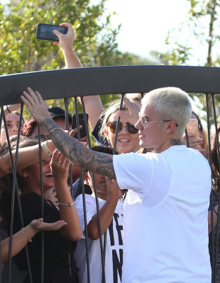 03.07 | Justin Bieber atende fãs em Perth, na Austrália