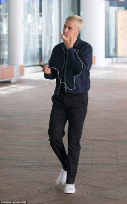 03.08 | Justin Bieber é fotografado em Perth, na Austrália