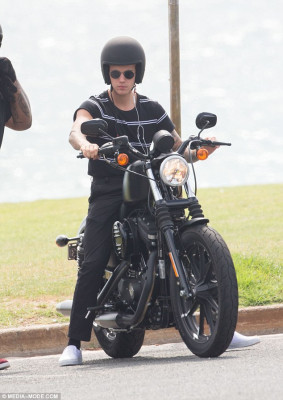 03.08 | Justin Bieber é fotografado em Perth, na Austrália