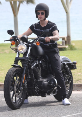 03.08 | Justin Bieber é fotografado em Perth, na Austrália