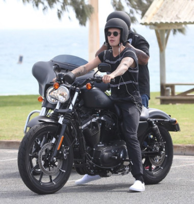 03.08 | Justin Bieber é fotografado em Perth, na Austrália