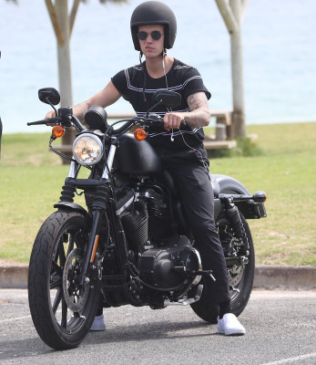 03.08 | Justin Bieber é fotografado em Perth, na Austrália