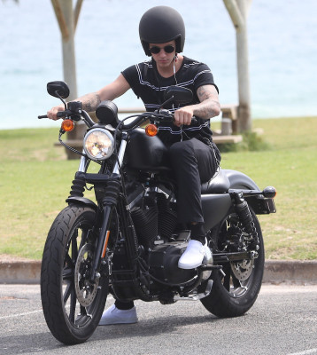 03.08 | Justin Bieber é fotografado em Perth, na Austrália