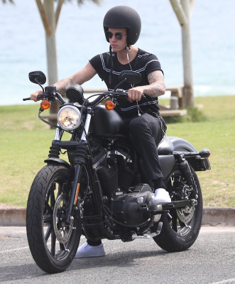 03.08 | Justin Bieber é fotografado em Perth, na Austrália