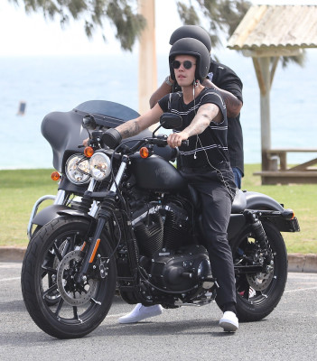 03.08 | Justin Bieber é fotografado em Perth, na Austrália