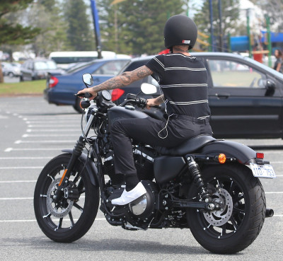 03.08 | Justin Bieber é fotografado em Perth, na Austrália