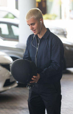 03.08 | Justin Bieber é fotografado em Perth, na Austrália