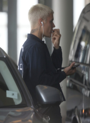 03.08 | Justin Bieber é fotografado em Perth, na Austrália