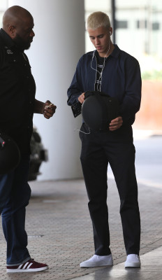 03.08 | Justin Bieber é fotografado em Perth, na Austrália