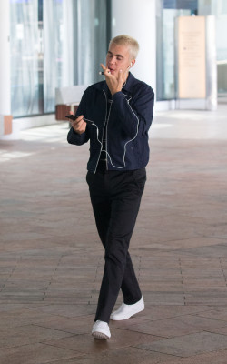 03.08 | Justin Bieber é fotografado em Perth, na Austrália