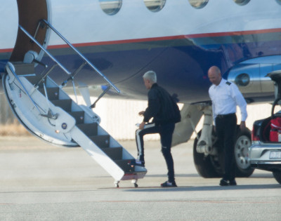 03.10 | Justin Bieber é fotografado em aeroporto em Perth, Austrália