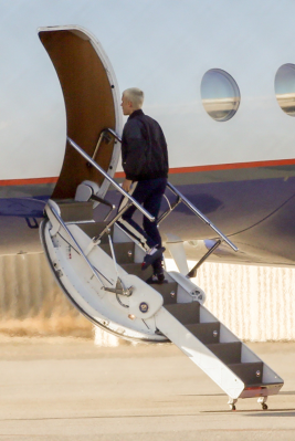 03.10 | Justin Bieber é fotografado em aeroporto em Perth, Austrália