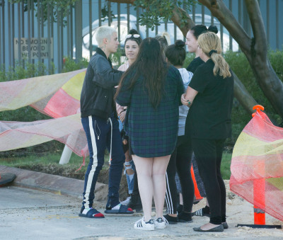03.10 | Justin Bieber atende fãs em aeroporto em Perth, Austrália
