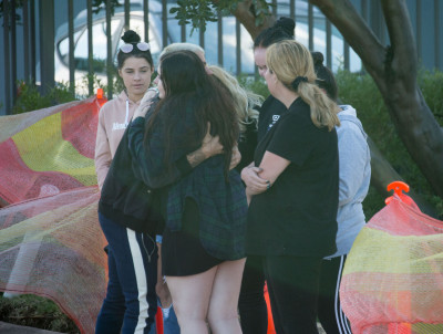 03.10 | Justin Bieber atende fãs em aeroporto em Perth, Austrália