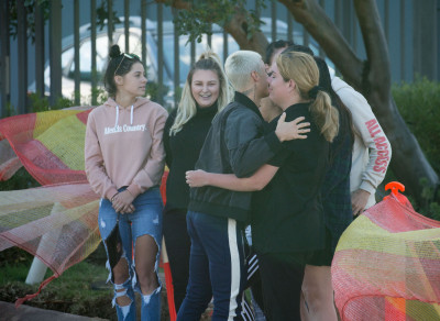03.10 | Justin Bieber atende fãs em aeroporto em Perth, Austrália