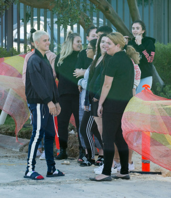 03.10 | Justin Bieber atende fãs em aeroporto em Perth, Austrália