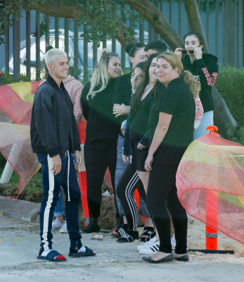 03.10 | Justin Bieber atende fãs em aeroporto em Perth, Austrália