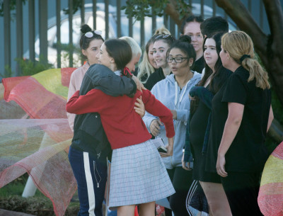 03.10 | Justin Bieber atende fãs em aeroporto em Perth, Austrália