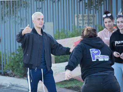 03.10 | Justin Bieber atende fãs em aeroporto em Perth, Austrália