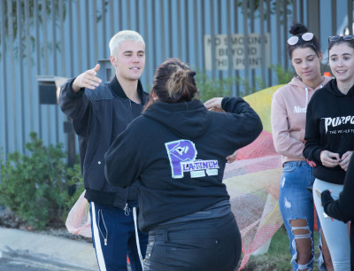 03.10 | Justin Bieber atende fãs em aeroporto em Perth, Austrália