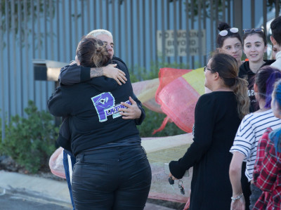 03.10 | Justin Bieber atende fãs em aeroporto em Perth, Austrália