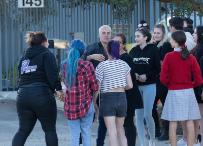 03.10 | Justin Bieber atende fãs em aeroporto em Perth, Austrália
