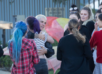 03.10 | Justin Bieber atende fãs em aeroporto em Perth, Austrália